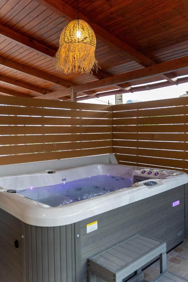 Villa Venetia With Jacuzzi Lambiní