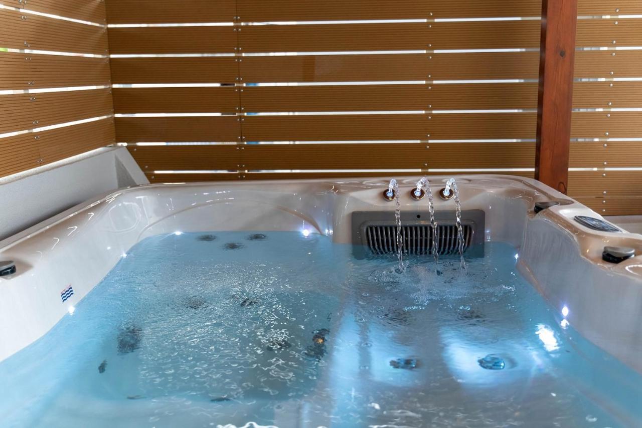Venetia With Jacuzzi